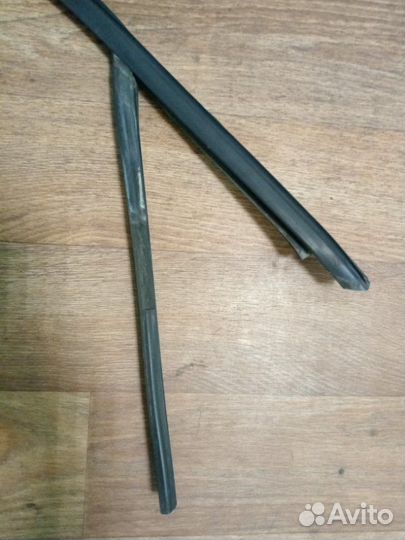 Уплотнитель стекла двери передний правый