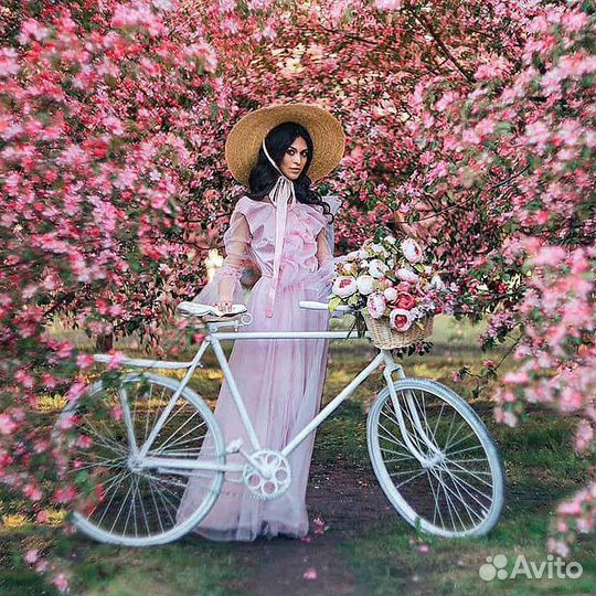 Белый велосипед для фотосессии