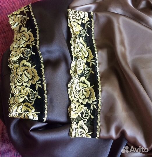 Шелковый халат с кружевом