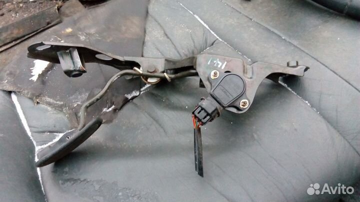 Педаль газа на Тойота Авенсис 01