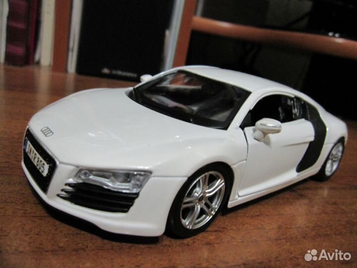 Коллекционная модель audi R8 1/24