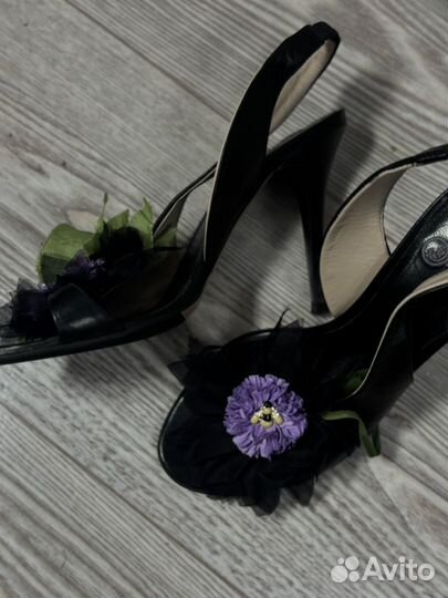 Босоножки Fabi с цветами 38 размер