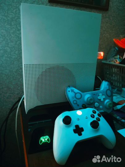 Xbox One s 1tb с подпиской + зарядная станция