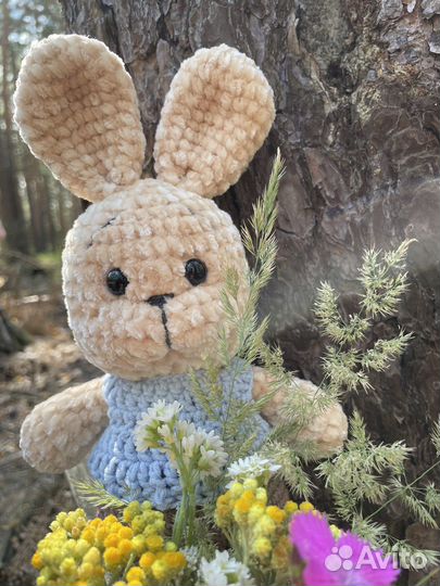 Зайчик вязаный