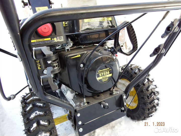 Снегоуборщик бензиновый самоходный Champion ST-556