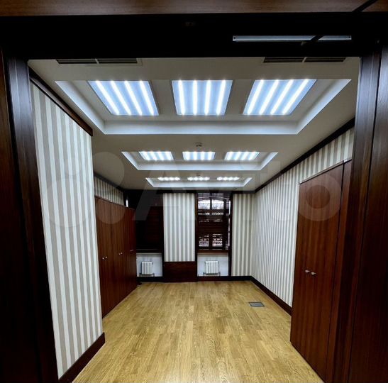 Здание, 2500 м²