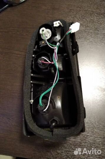 Prado Фонарь задний внешний правый красно-белый (D