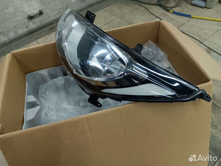 Фара передняя оригинальная на Hyundai Solaris