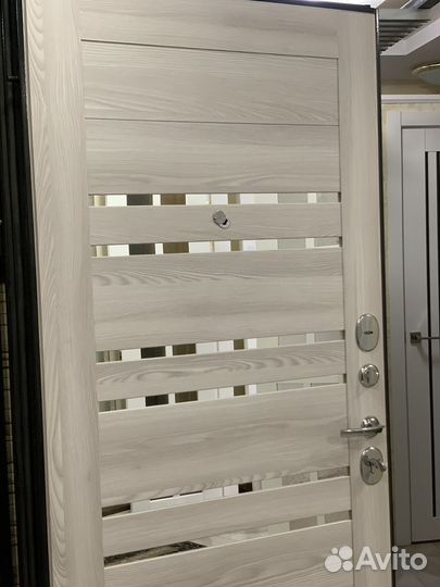 Дверь входная металлическая с зеркалом новая