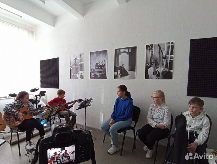 Групповые занятия по игре на гитаре и барабанах
