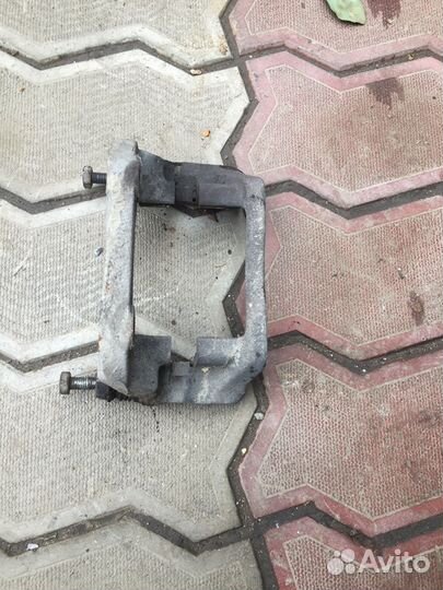 Скоба суппорта Рено Логан