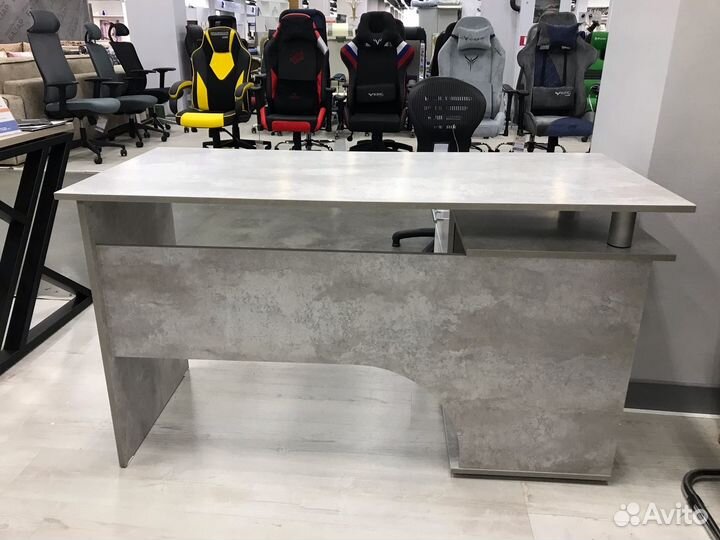 Белый компьютерный стол