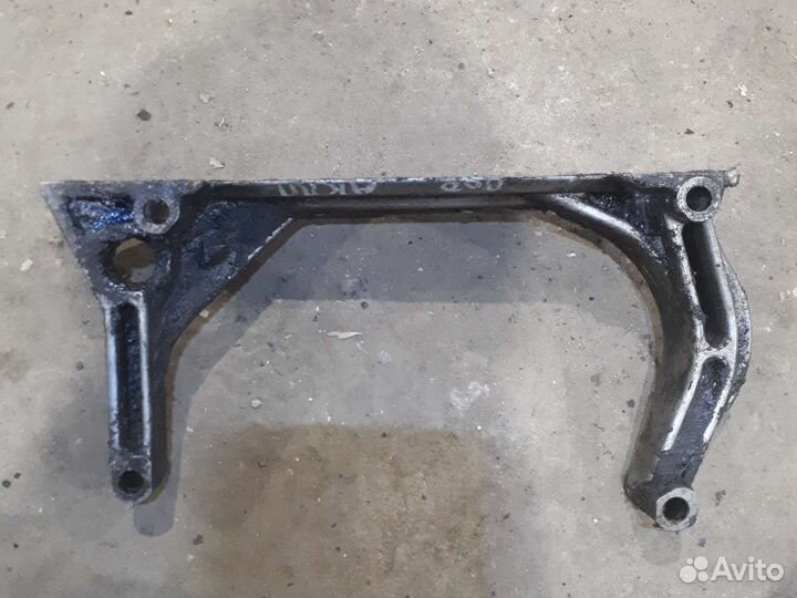 Задний кронштейн двигателя ауди 80 б4