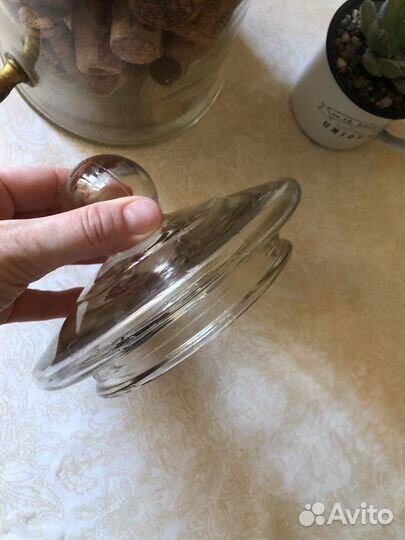 Банка с пробками