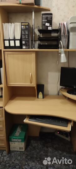 Компьютерный стол и солдатик