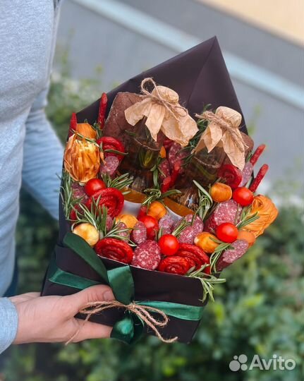 Мужской букет съедобный, подарок мужчине из колбас