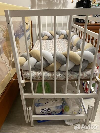 Детская кроватка с маятником