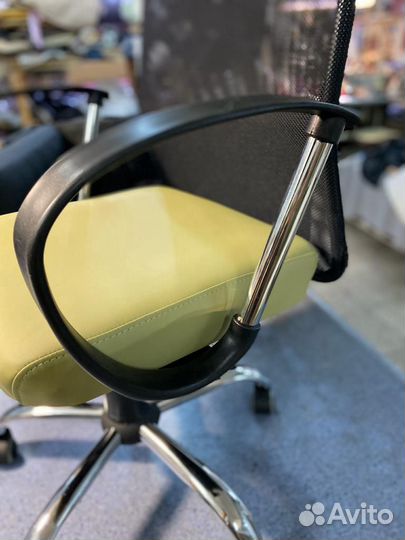 Офисное кресло