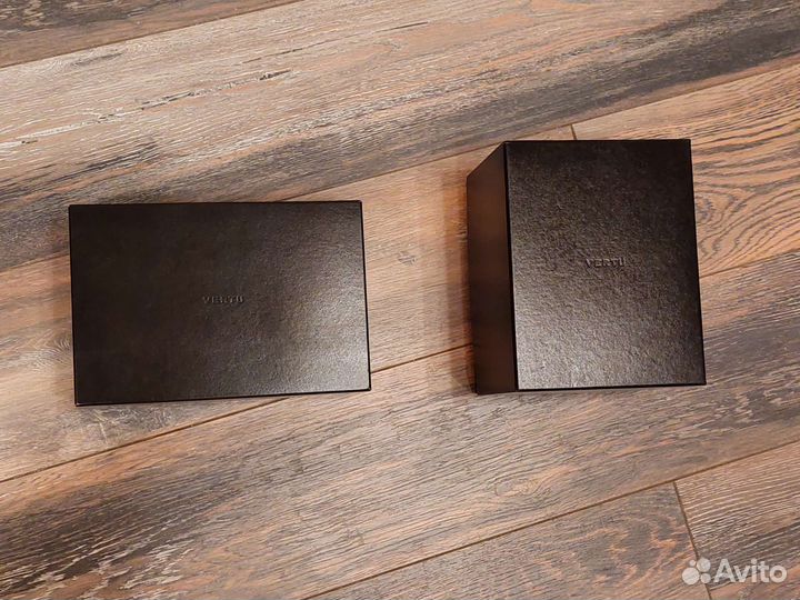 Коробки от Vertu батарея адаптеры и тд оригинал