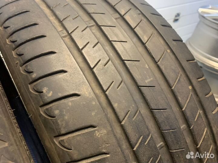 Bridgestone Alenza 001 245/45 R20