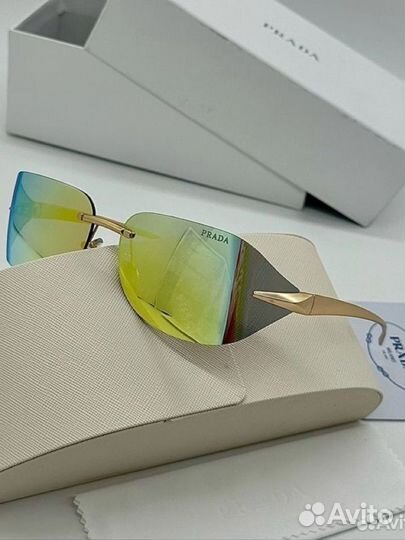 Солнцезащитные очки prada