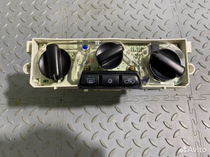 Блок управления печкой (правый руль) прав. Mitsubi