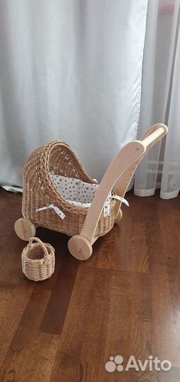 Коляска игрушечная плетёная