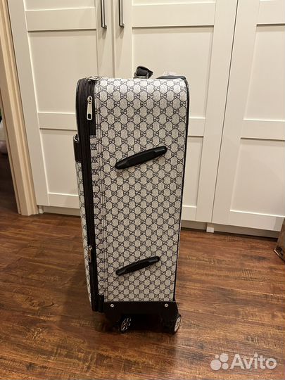 Чемодан на колесах новый