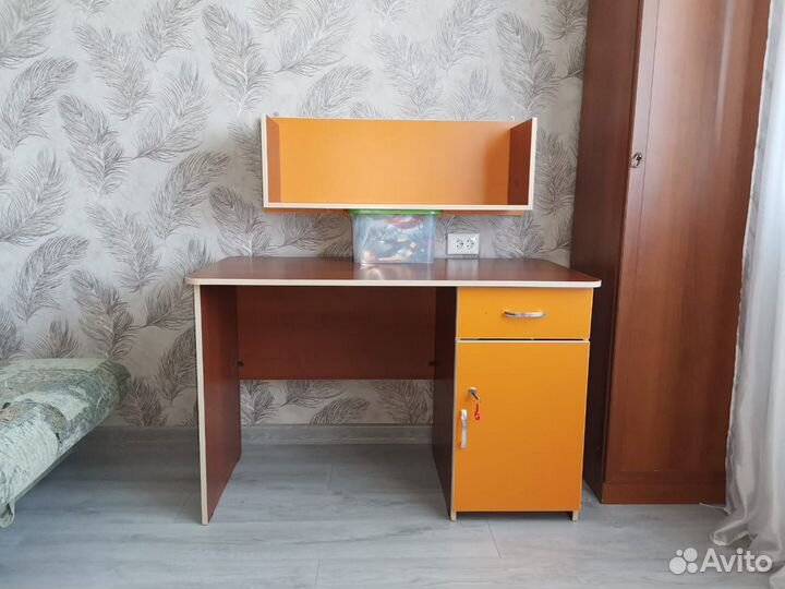 Письменный стол, полка, стул