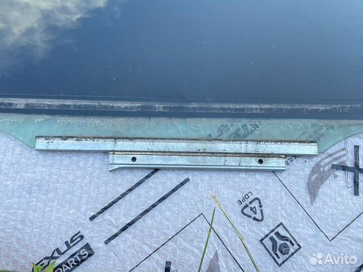 Стекло задней левой двери Land Cruiser 200