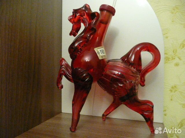 Бутылка красный конь