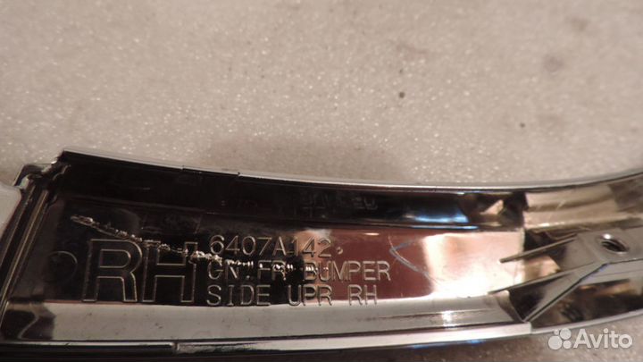 Молдинг переднего бампера правый Mitsubishi Outlan
