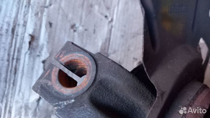 Mazda Tribute передний правый поворотный кулак