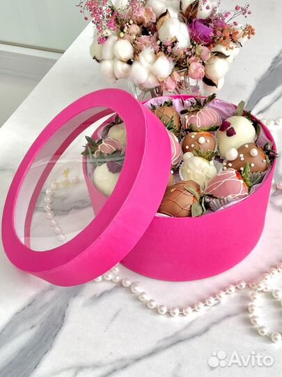 Подарок из клубники в шоколаде