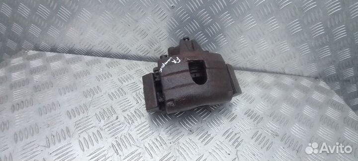 Суппорт передний правый Chrysler Voyager Iv