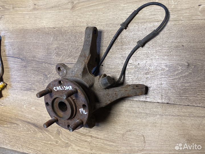 Mitsubishi carisma передняя левая ступица,кулак