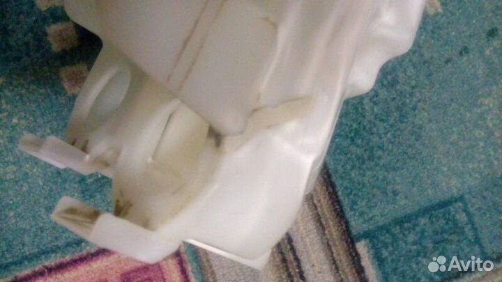 Toyota rav4 бочок омывателя