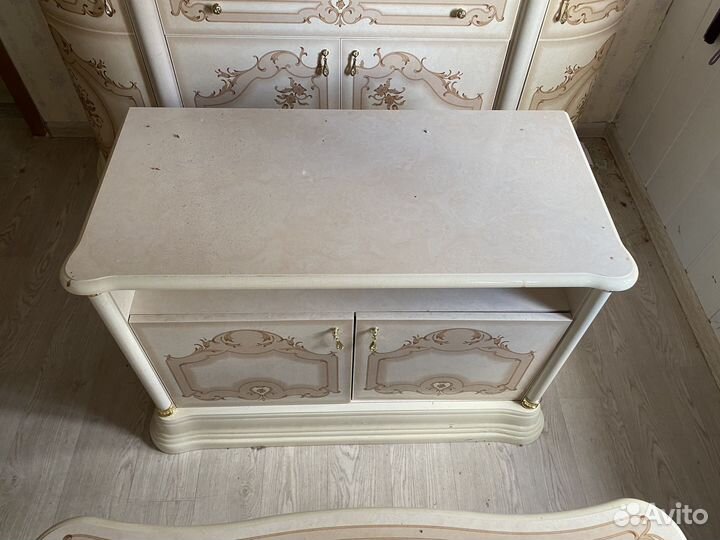 Продам Витрина Роза, столик и тумба