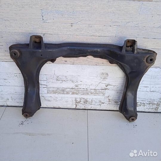 Балка передняя подрамник Audi 80 B4
