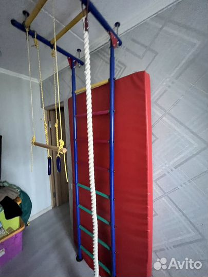Детская шведская стенка с матом с турником