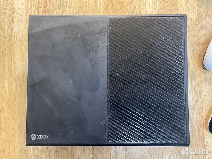 Xbox One 1 Tb. 2 джойстика. 3 игры