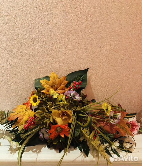 Композиция из искусственных цветов