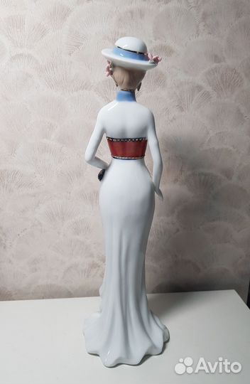 Статуэтка дама в шляпе керамика