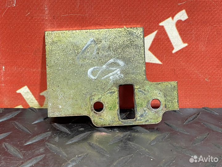 Кронштейн ограничителя двери Daf XF105