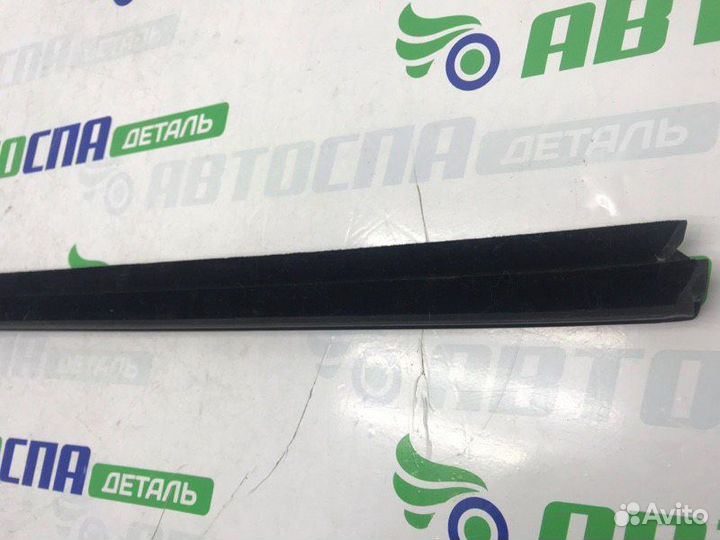 Уплотнитель стекла двери передний правый Mazda 3Bp