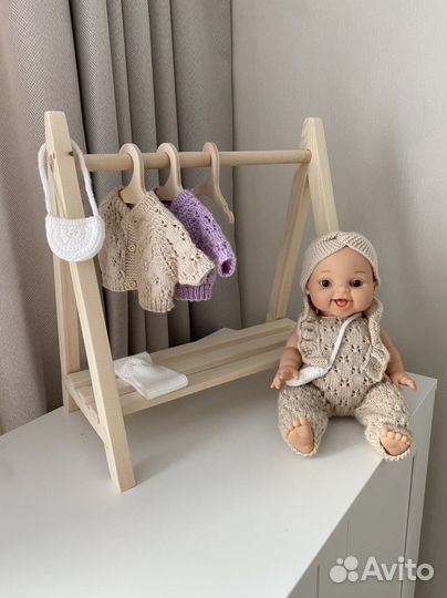 Деревянная вешалка для кукольной одежды