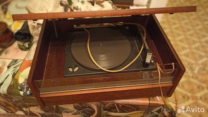 Проигрыватель виниловых пластинок 