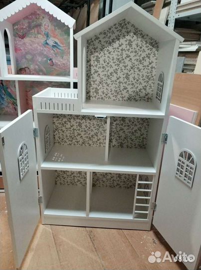 Кукольный домик-стеллаж с дверцами