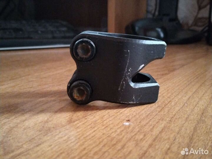 Зажим для трюкового самоката