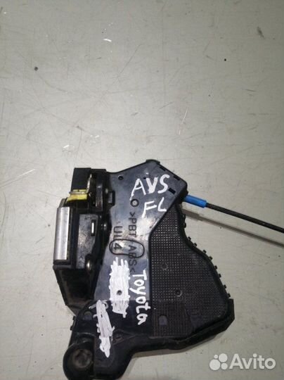 Замок двери передний левый Toyota Avensis